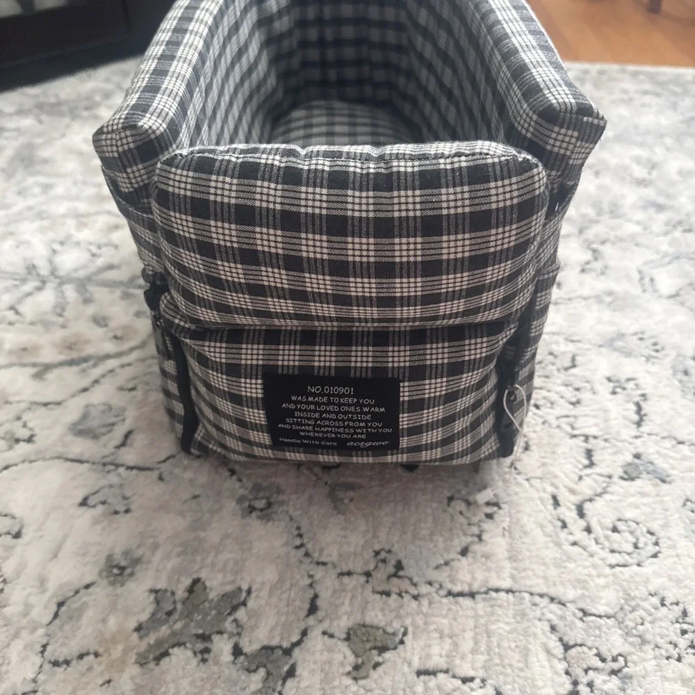 Dog Car Seat for Small Dogs - Fits Center console-NWOT- Machine Washable